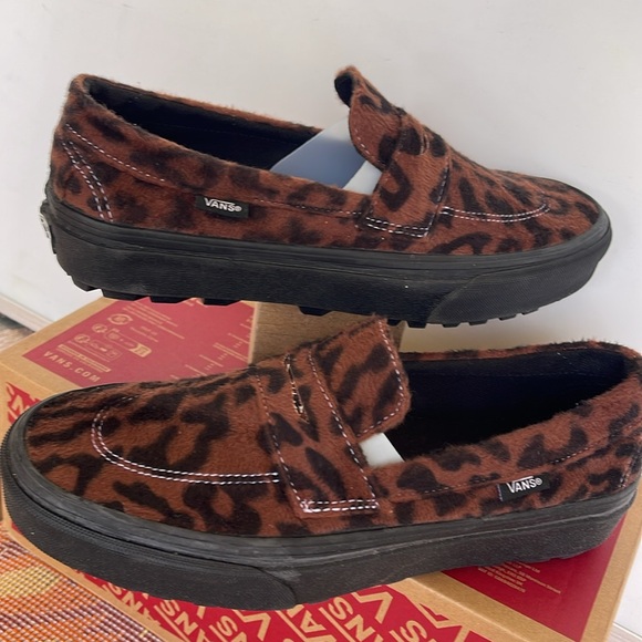 Van’s WMNS Style 53
Leopard Brown/Black
VN000CQPY49
Sneakers - Picture 10 of 16